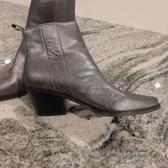 GUESS "TALZA" Pewter Metallic Leather Booties SIZE 7.5M - Picture 2 of 12